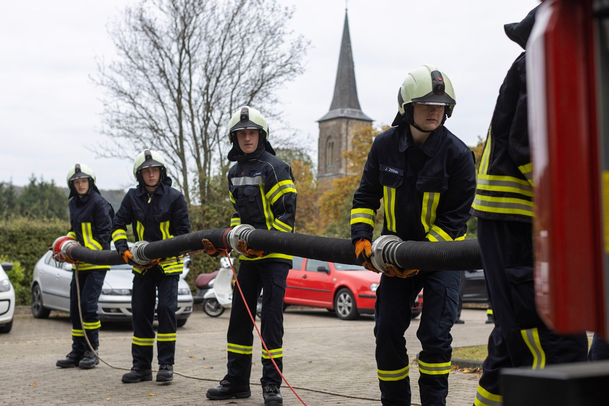 FW-EN: 17 Feuerwehrleute schließen Teil der Grundausbildung erfolgreich ab