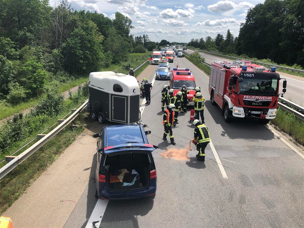 POL-PDLD: Verkehrsunfall mit ungeladenem Pferdeanhänger auf der A65