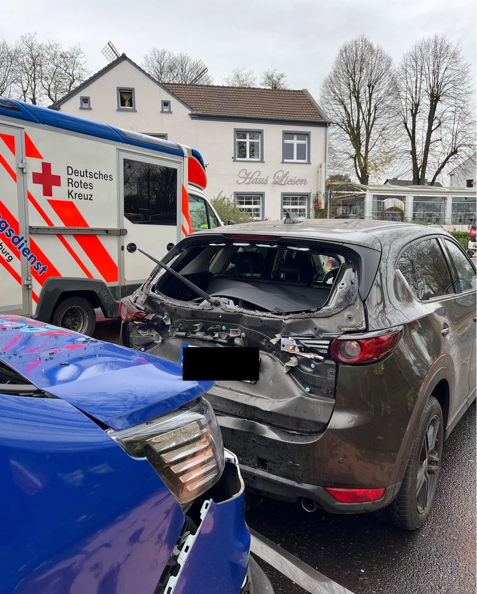 POL-DU: Baerl: Verkehrsunfall mit drei Autos - Eine Verletzte