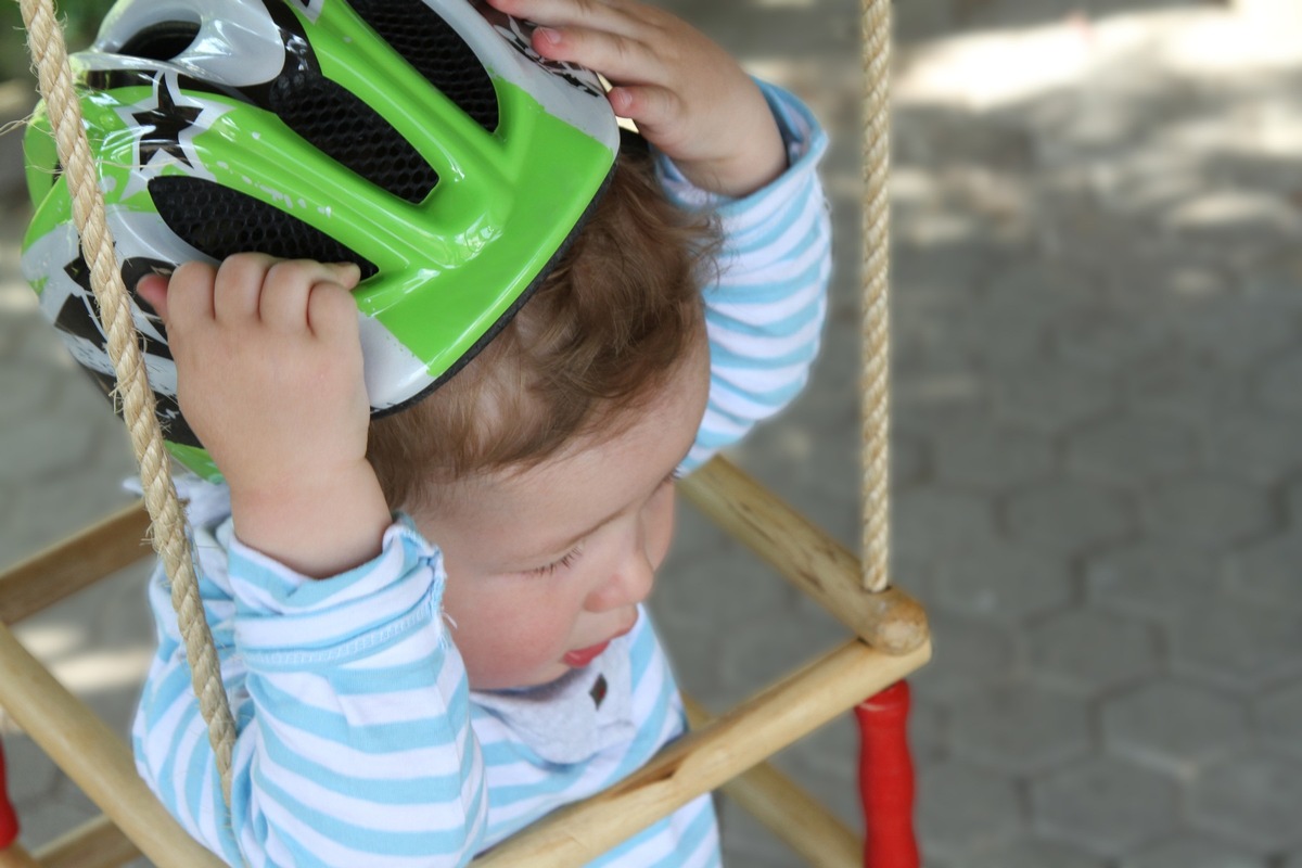 R+V: Fahrradhelm - auf Spielplätzen nur &quot;oben ohne&quot;