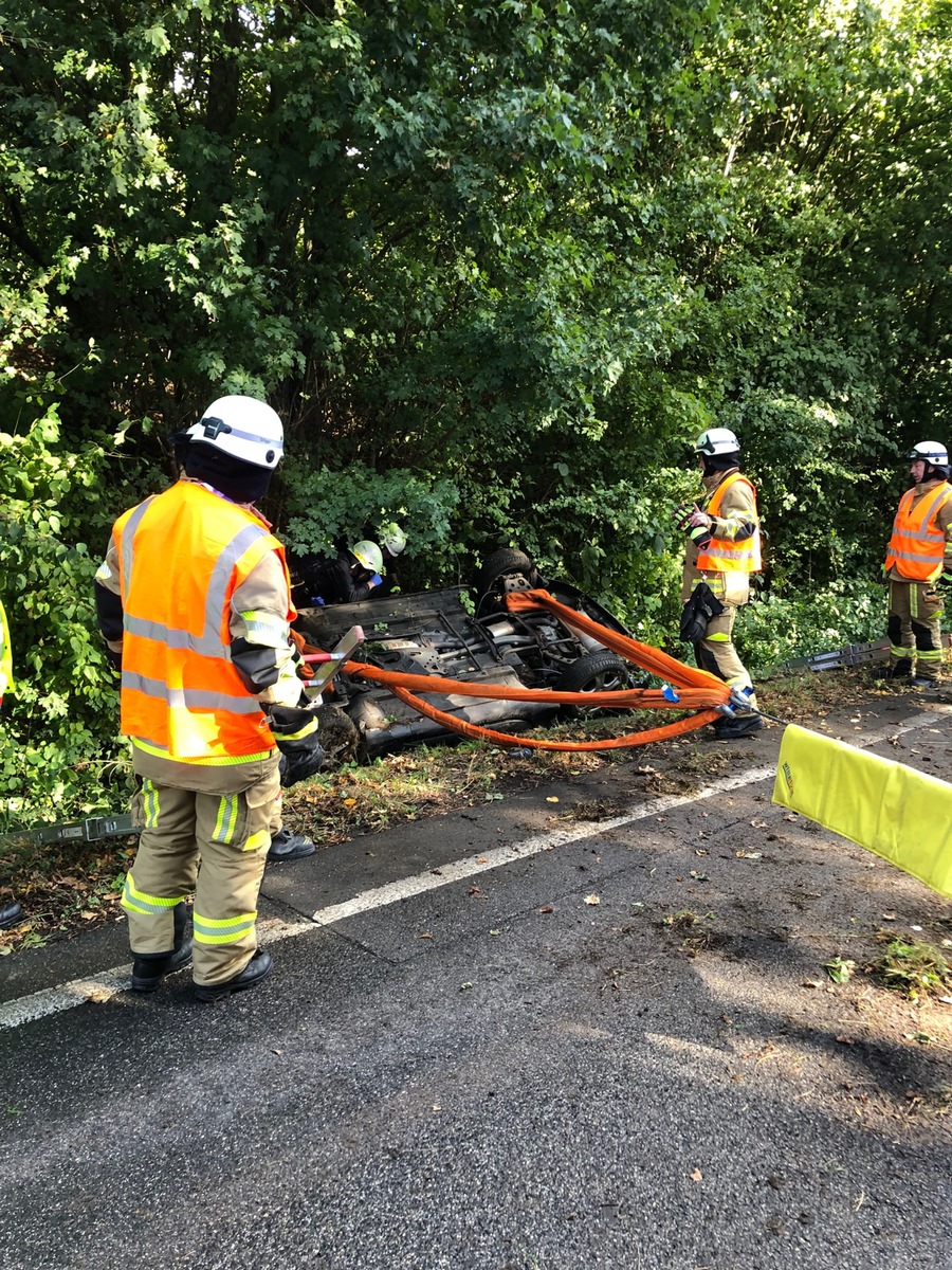 POL-AC: Pkw überschlägt sich bei Unfall