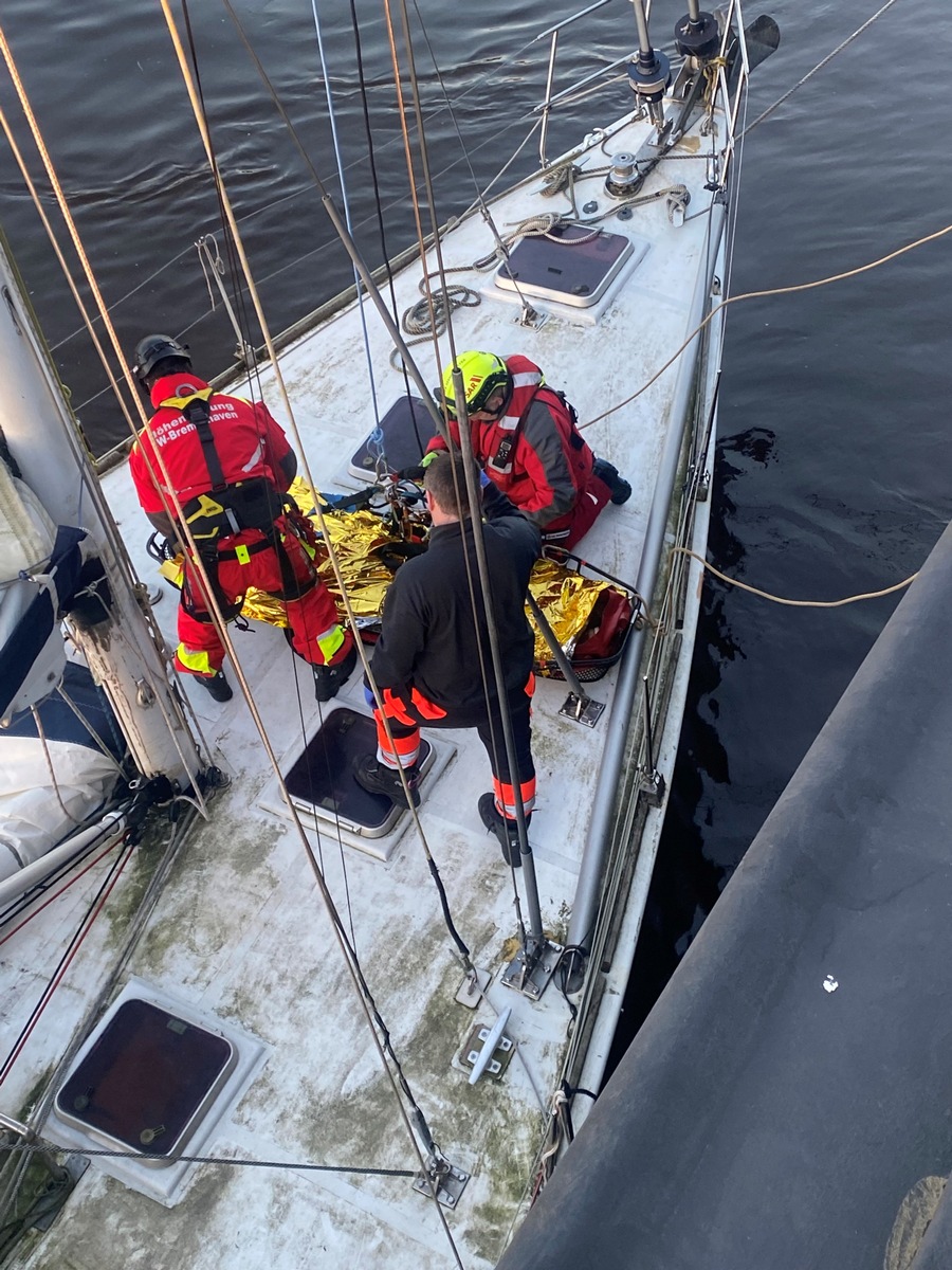 FW Bremerhaven: Höhenretter der Feuerwehr Bremerhaven unterstützen bei der Personenrettung von einem Sportboot