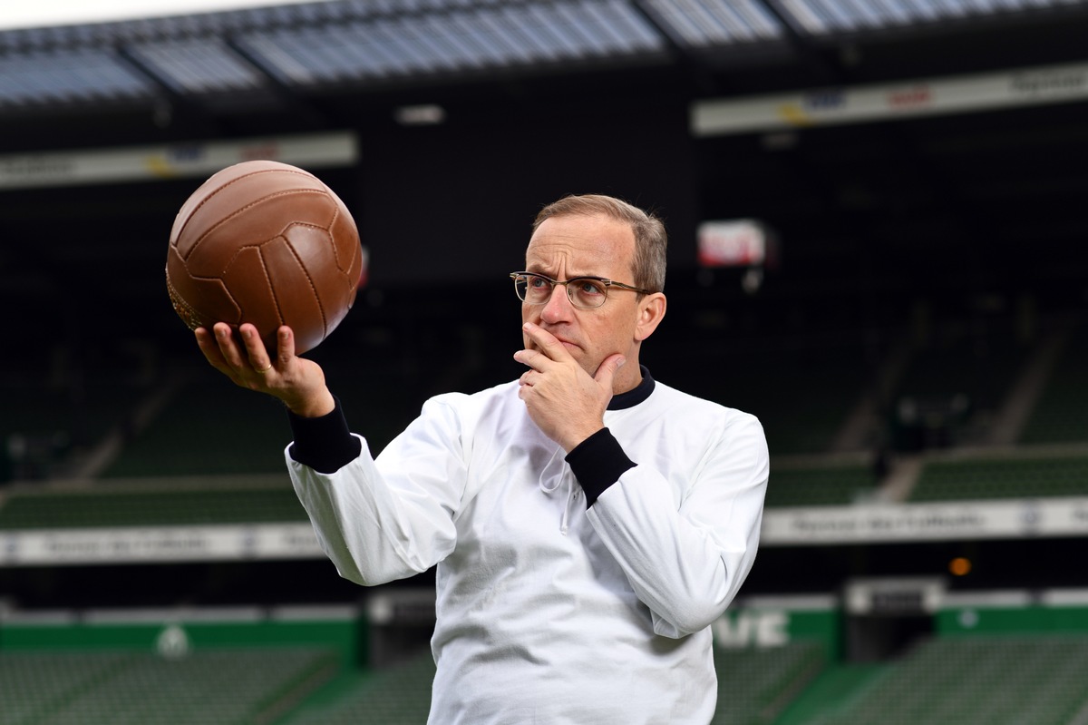 HISTORY startet Dreharbeiten zu neuer Fußball-Doku mit Wigald Boning (FOTO)