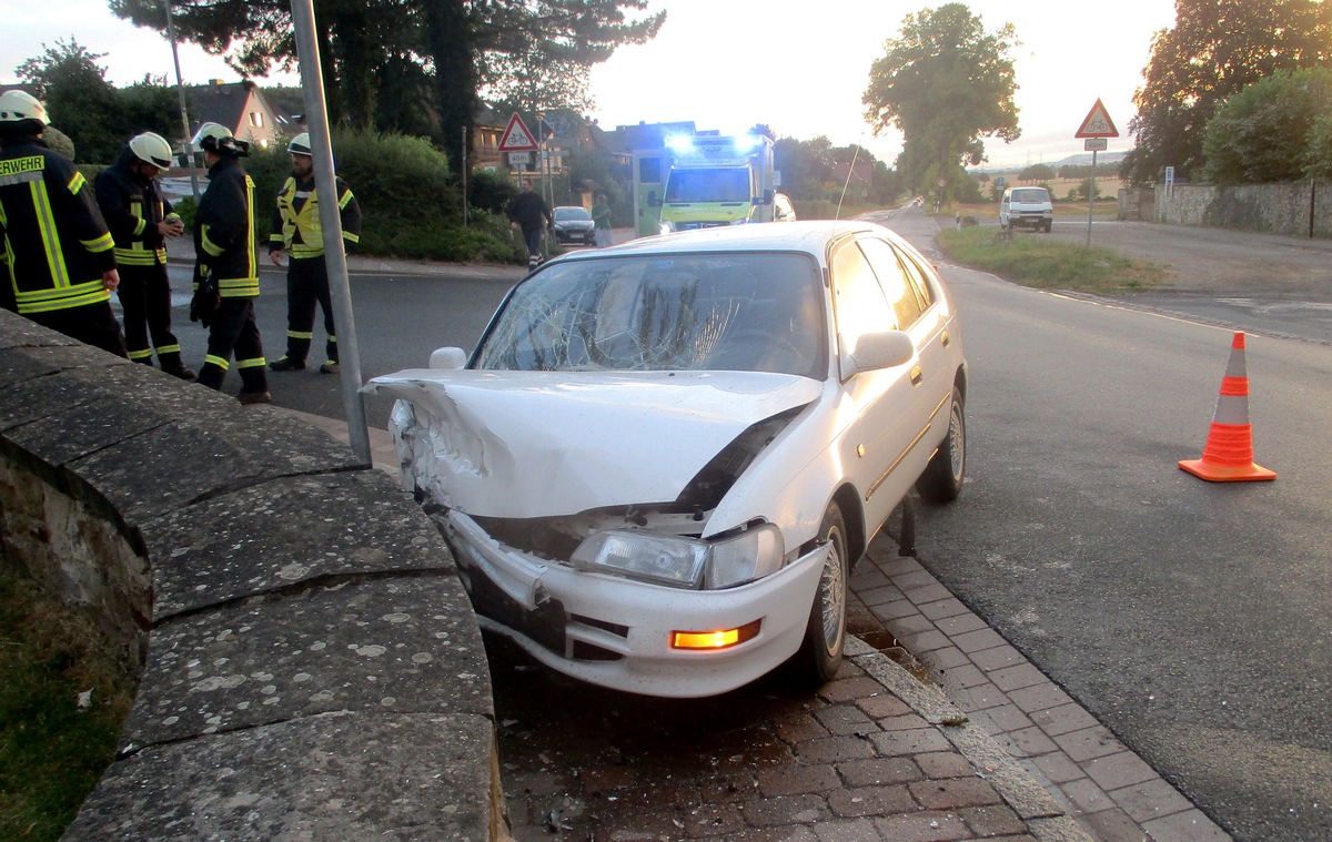 POL-HM: Pkw prallt gegen Schlossmauer - Fahrer leicht verletzt