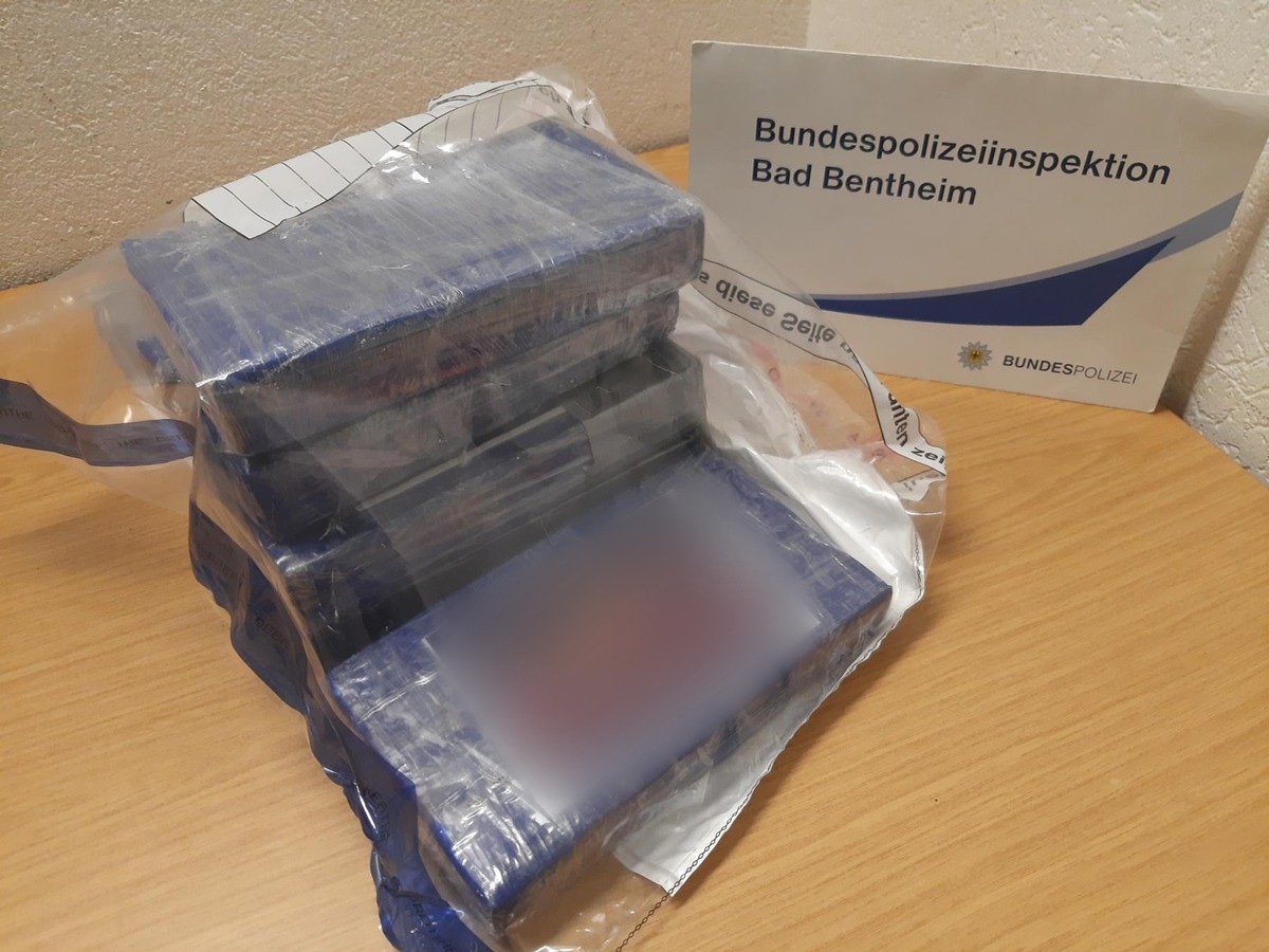 BPOL-BadBentheim: Rund 5,5 Kilo Kokain im Wert von rund 400.000 Euro beschlagnahmt / Mutmaßliche Drogenschmuggler in Untersuchungshaft