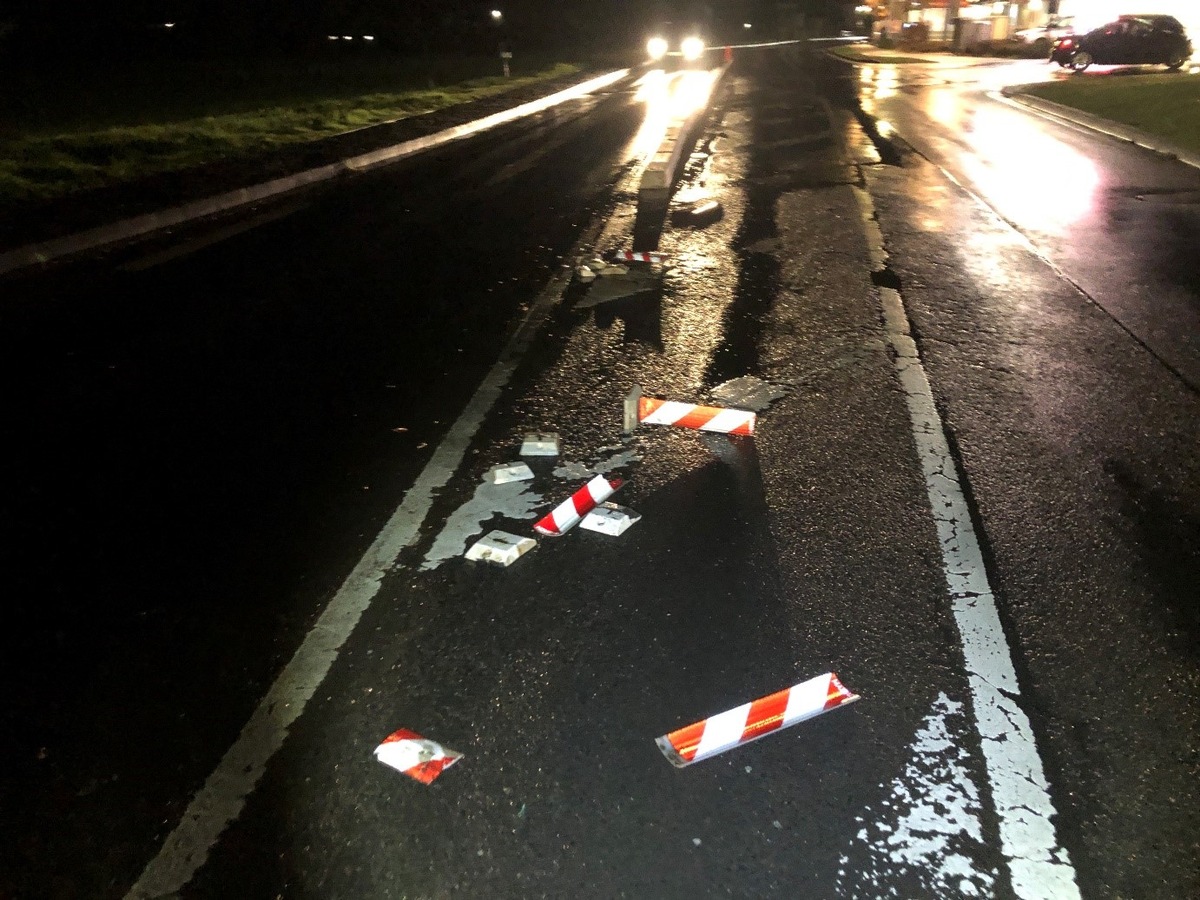 POL-PDKH: Verkehrsunfallflucht - Verursacher beschädigt Fahrbahntrenner und flüchtet