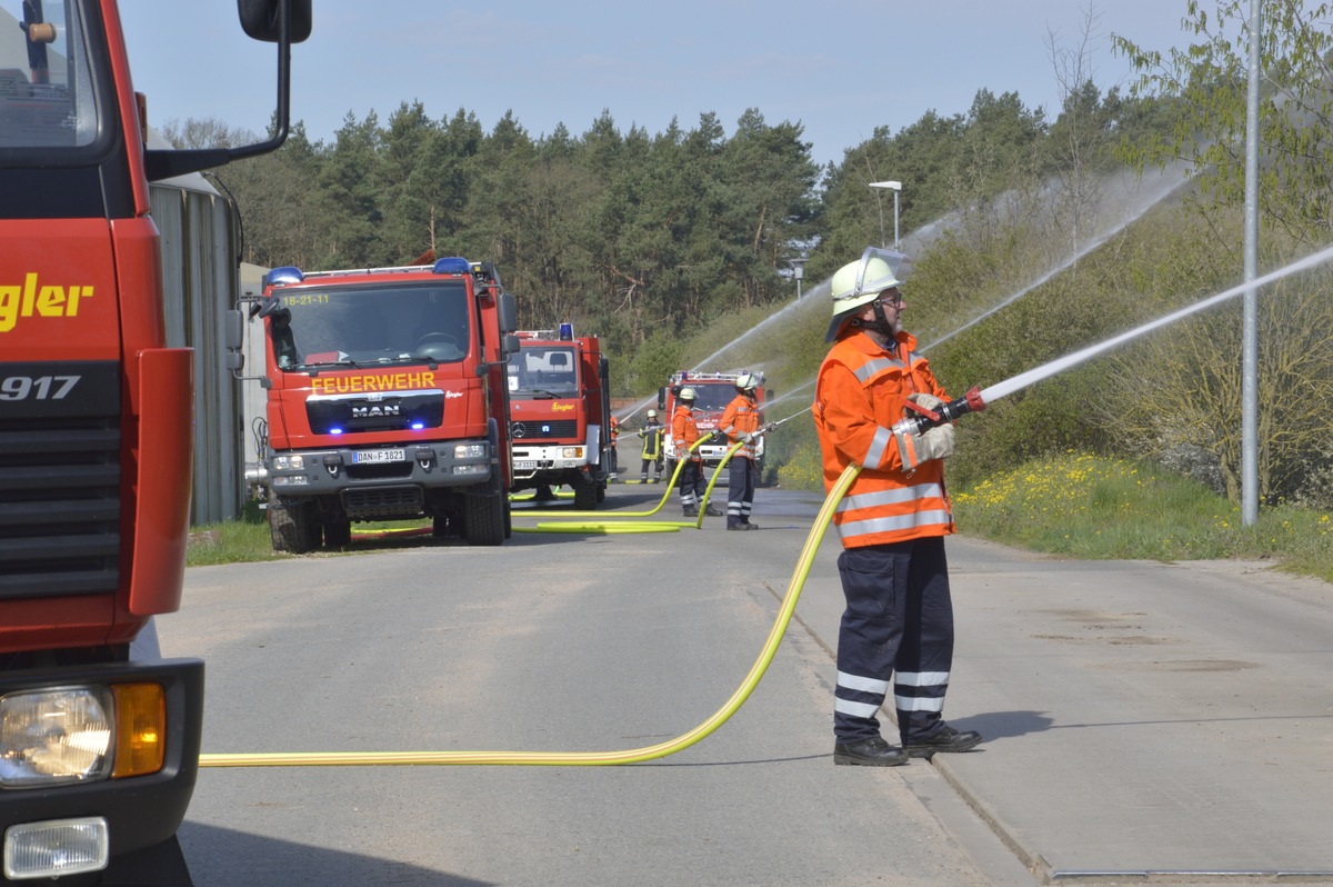 FW Lüchow-Dannenberg: Kreisfeuerwehrbereitschaft Lüchow-Dannenberg übt: Waldbrand wütet seit 3 Tagen zwischen Lüchow und Wustrow * stark wechselnde Winde erschweren Löscharbeiten * Teplingen durch Brandausbreitung bedroht