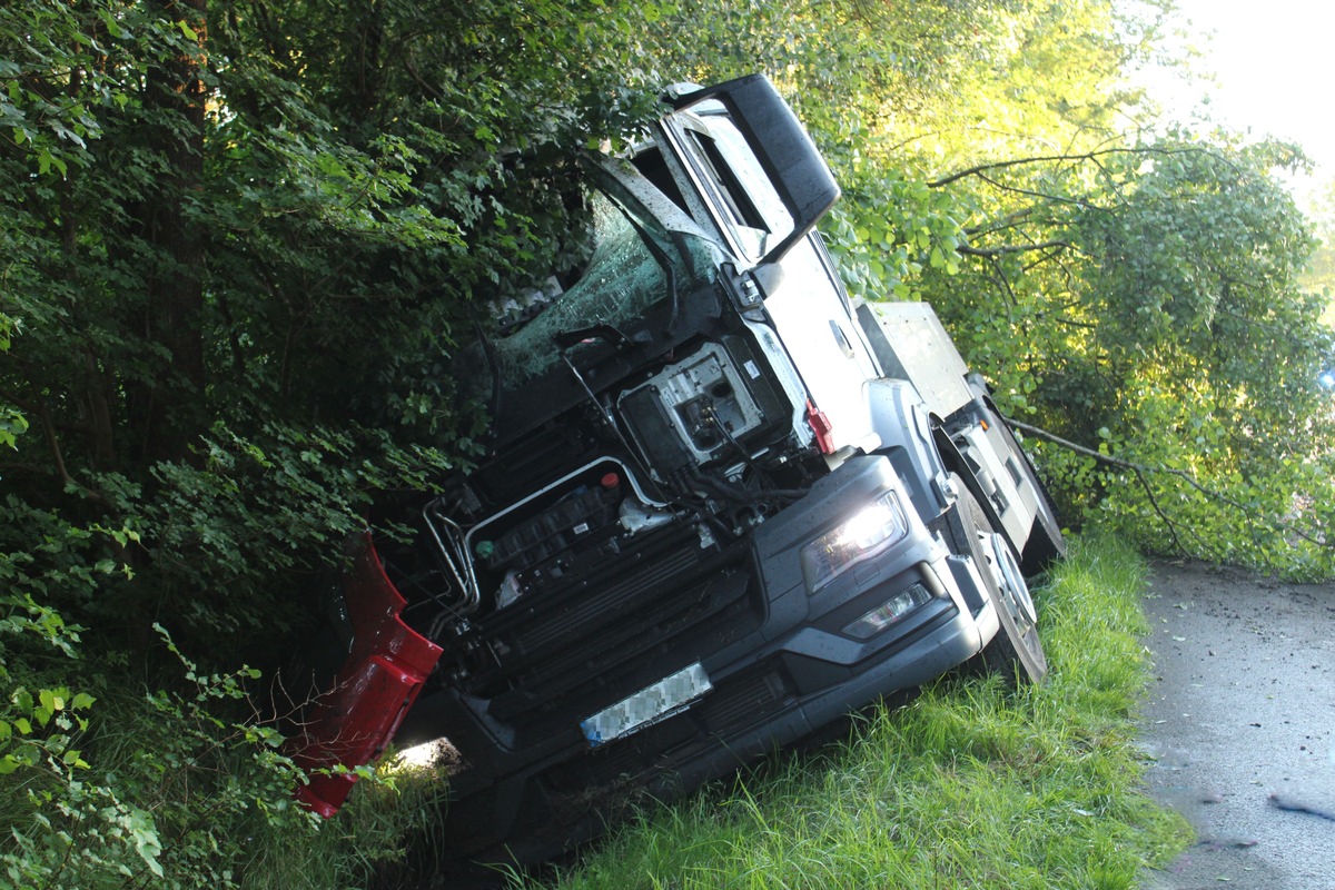 POL-MI: Milchtransporter in Graben geraten