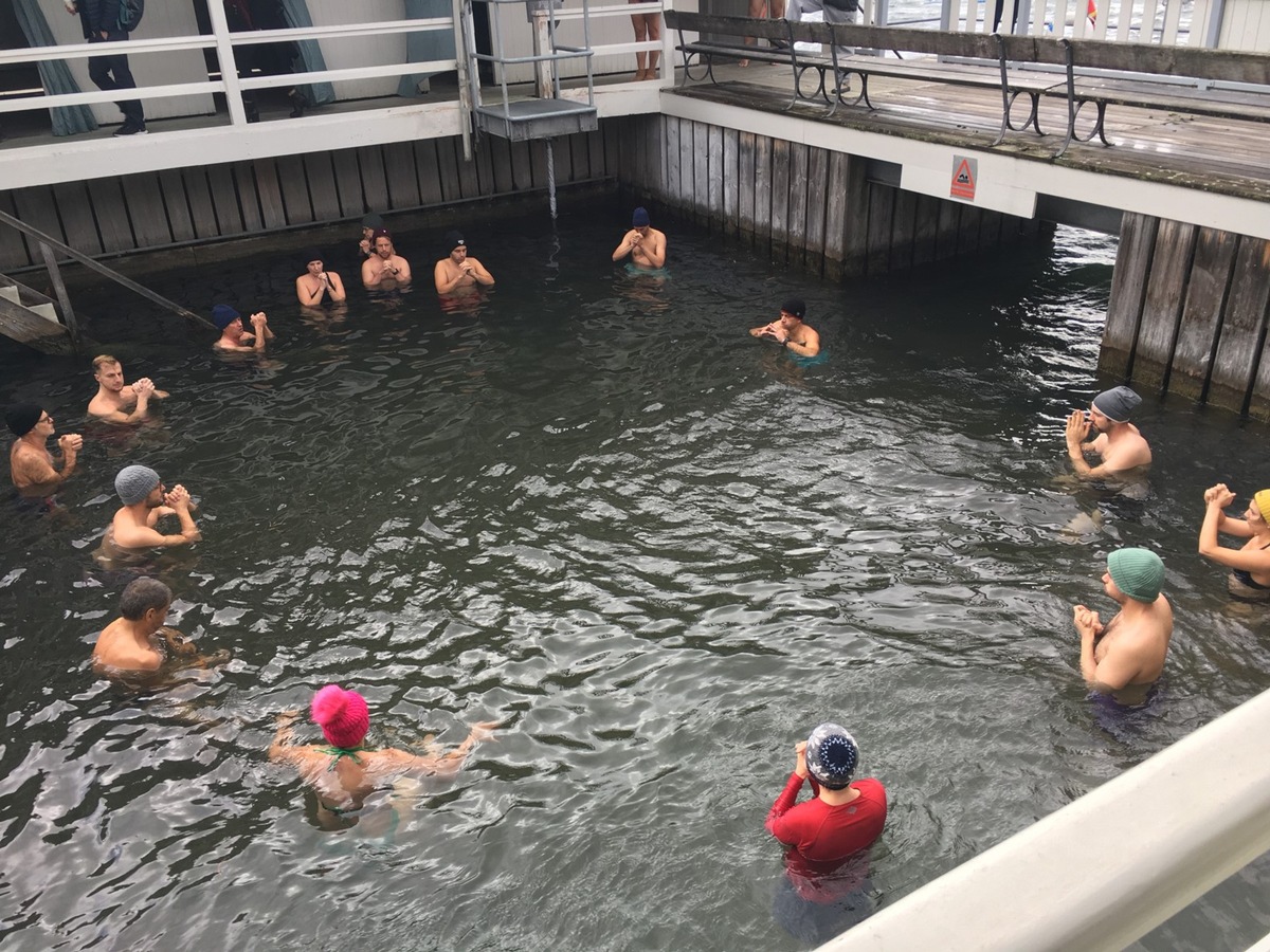 Start für die Winterschwimm-Saison in der Zürcher Badi Utoquai