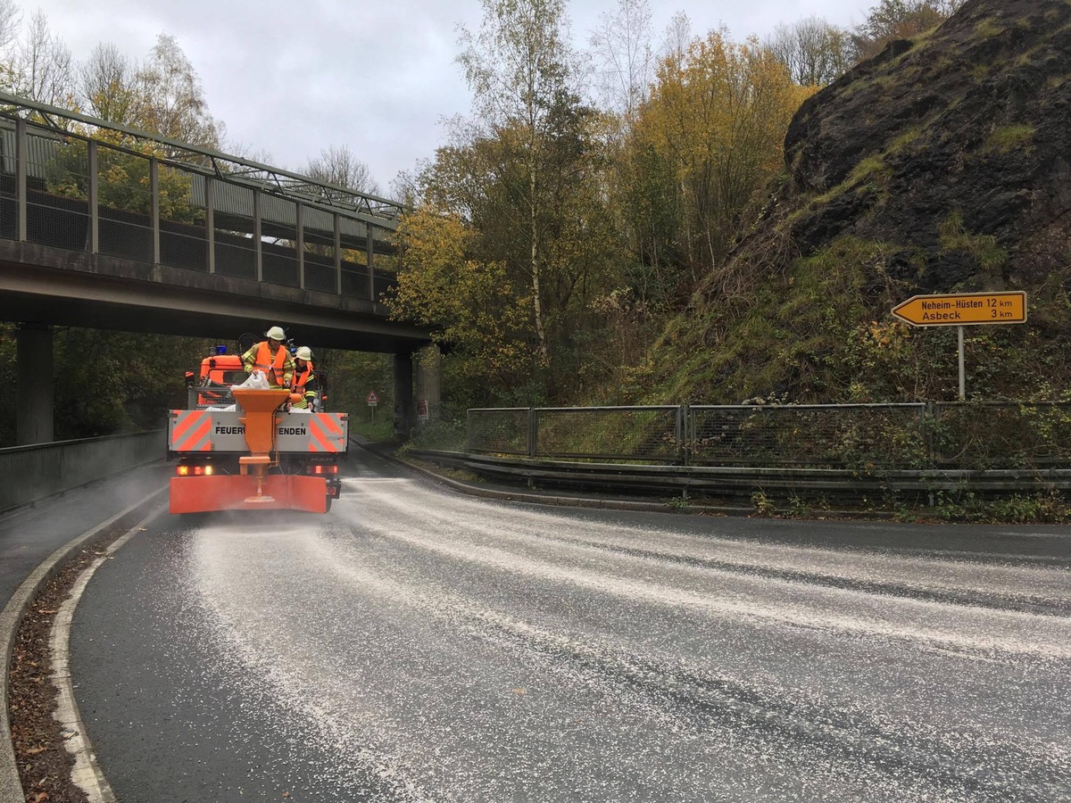 FW Menden: Mehrere Kilometer lange Kraftstoffspur im Hönnetal