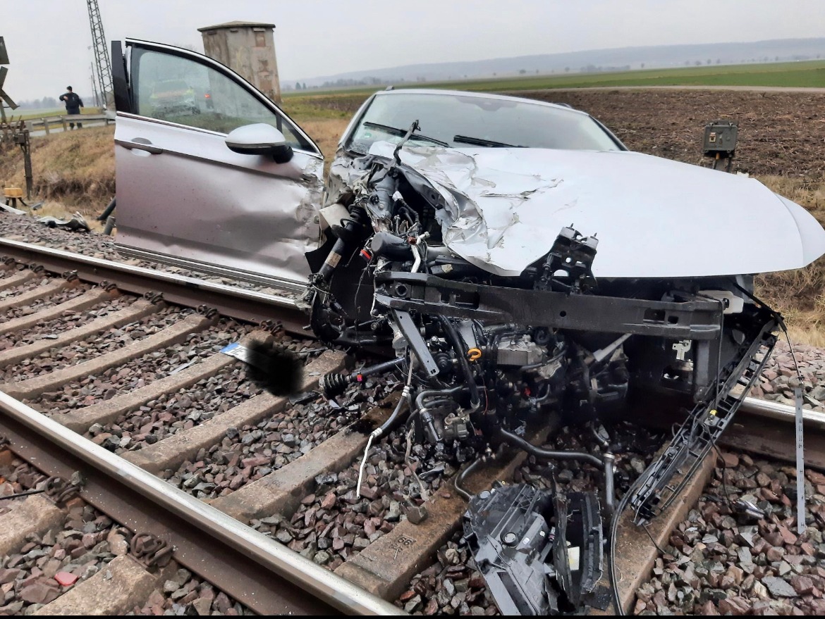 BPOL-H: Auf dem Bahnübergang: Auto kollidiert mit Güterzug