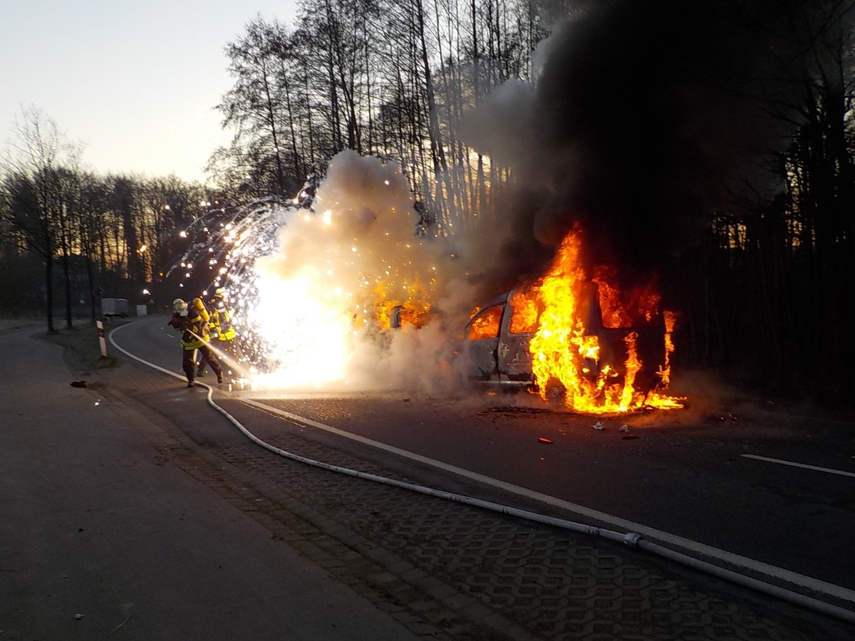 POL-LIP: Lemgo-Voßheide. Zwei Autos ausgebrannt.