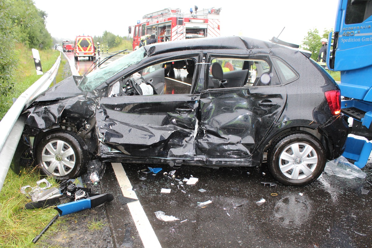 POL-PDMT: Schwerer Verkehrsunfall auf der B 54