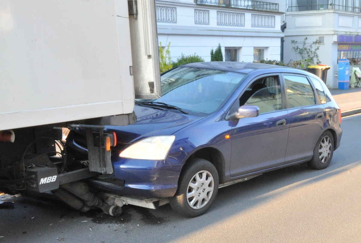 POL-OL: +++ Auto fährt auf Laderampe eines Lkw auf +++