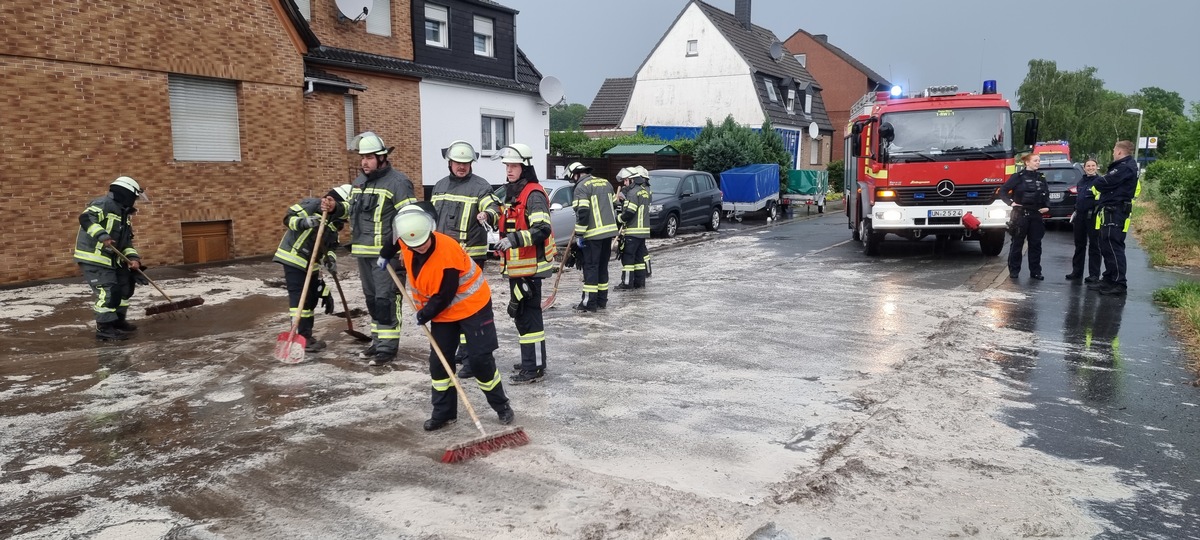 FW-WRN: TH_1 - LZ1 - Schlamm und Wasser auf der Strasse