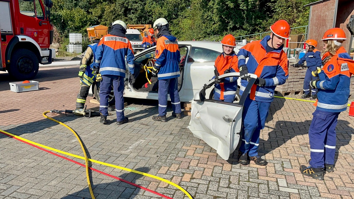 FW Hünxe: 24-Stunden-Dienst der Jugendfeuerwehr Hünxe - Ein Tag voller Einsätze und Kreativität