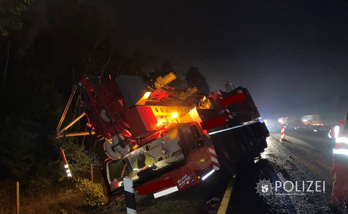 POL-PDNW: Polizeiautobahnstation Ruchheim - Lkw Unfall auf der A61 - aktuelle Teilsperrung