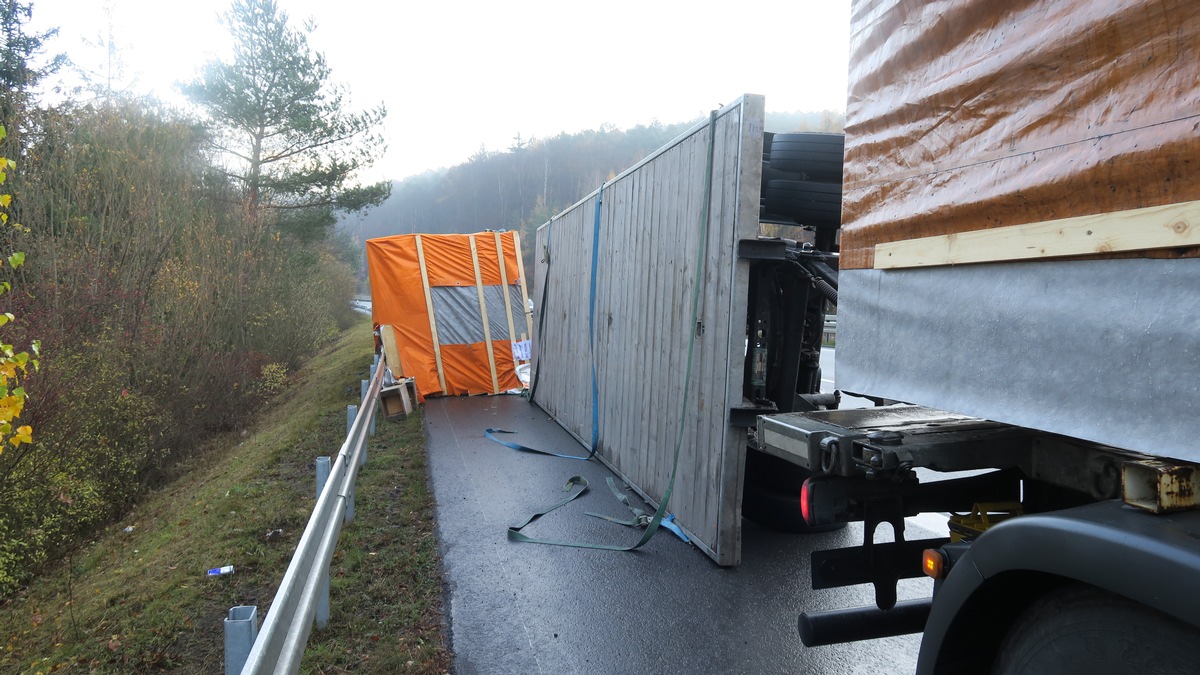 POL-MR: Verkehrsbehinderungen auf der B 3 - Lastwagenanhänger mit Hausteilen umgekippt