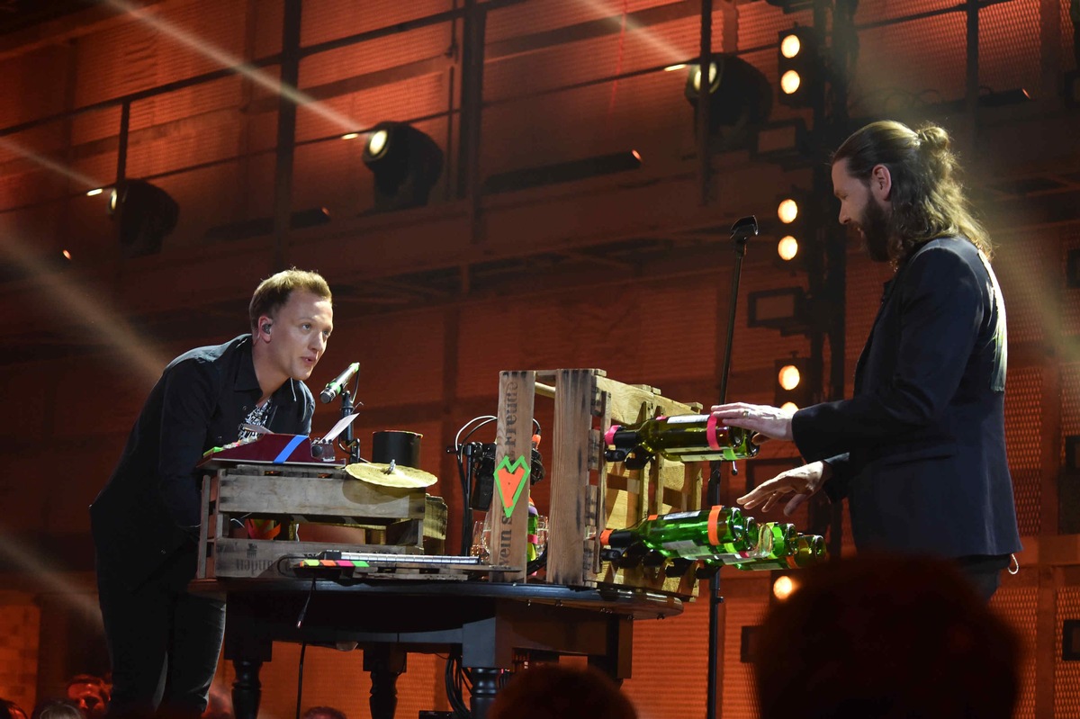 Schreibmaschine und Weinflaschen: ECHO-Preisträger Joris bastelt für &quot;Musicshake&quot; ein extravagantes Musikinstrument