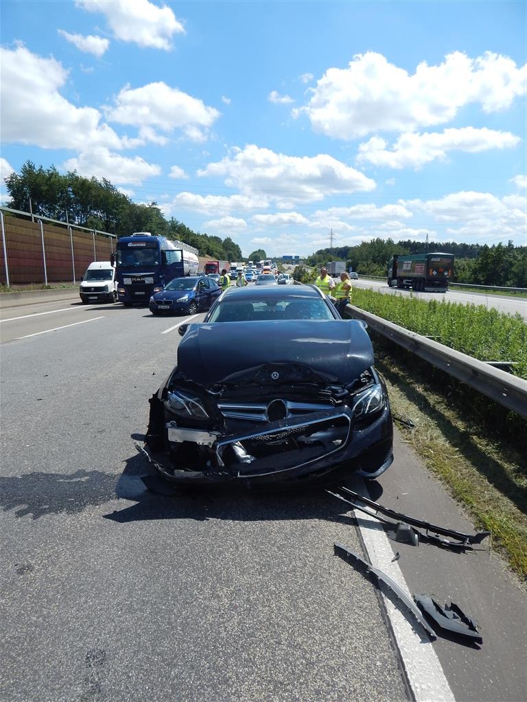 POL-VDKO: Unfall mit 6 beteiligten Fahrzeugen - 3 Personen leicht verletzt