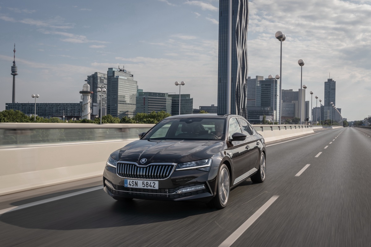 SKODA SUPERB erhält neuen, hochmodernen Topbenziner mit 206 kW (280 PS)