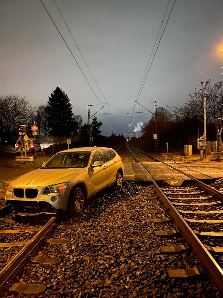 BPOL-F: Zu früh abgebogen - PKW landet im Gleisbereich