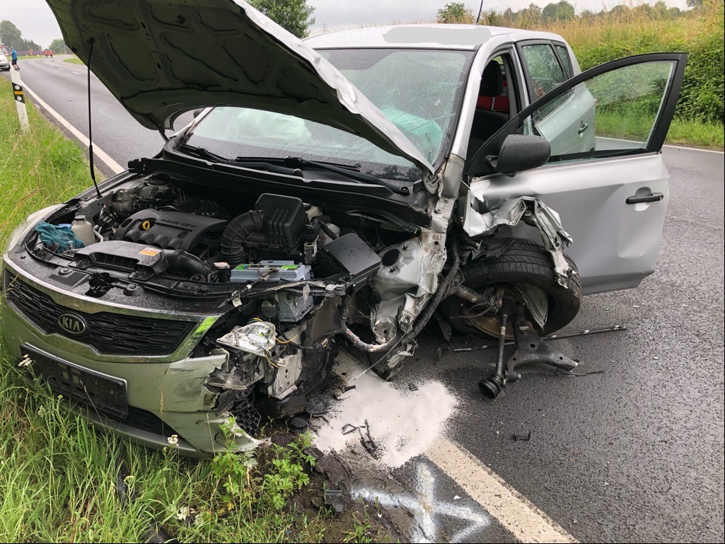 POL-DN: Verkehrsunfall im Begegnungsverkehr