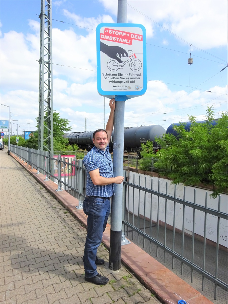 POL-Pforzheim: (PF) Pforzheim - Kampf gegen Fahrraddiebstahl - Polizei informiert mit Plakataktion