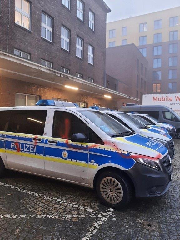 BPOL NRW: 20-Jährige beschädigt mehrere Dienstfahrzeuge der Bundespolizei in Düsseldorf - Bundespolizei ermittelt