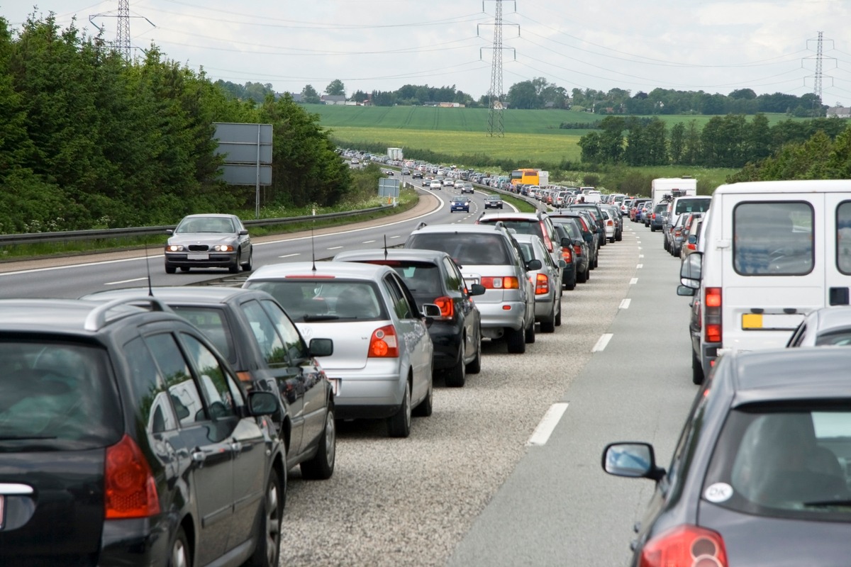 Ruhepause auf Rädern: 35 Prozent der Autofahrer dösen im Stau (BILD)