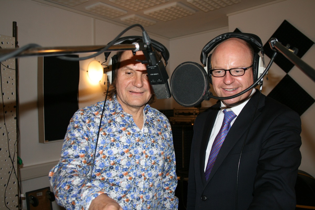 Münsters Oberbürgermeister singt auf einer Fahrradhelm CD (FOTO)