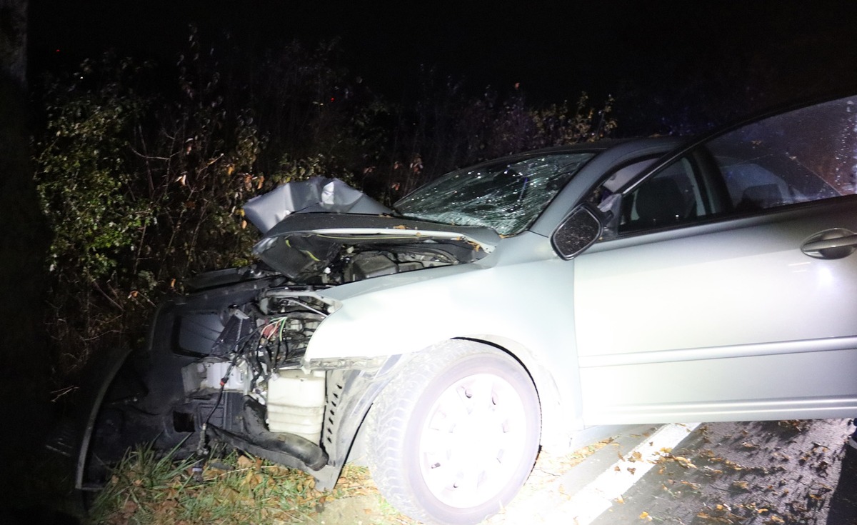 POL-HF: Auto prallt gegen Baum - Fahrer unter Alkoholeinfluss