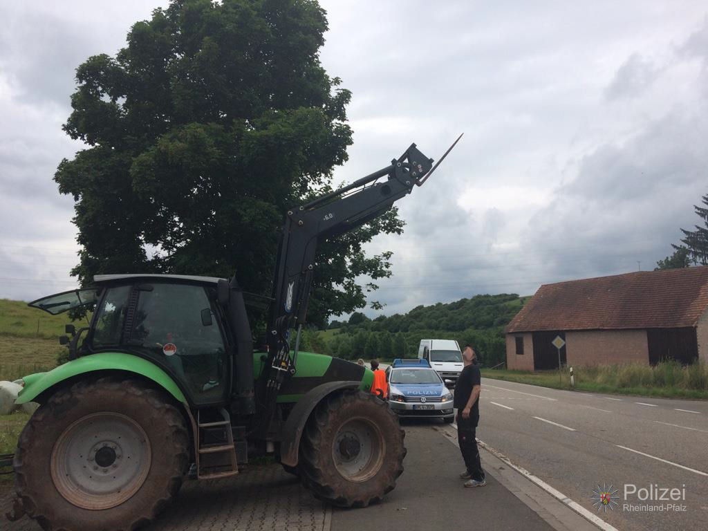 POL-PPWP: Unfall zwischen LKW und Traktor