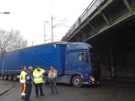 BPOL-FL: LKW-Fahrer fährt gegen Eisenbahnbrücke