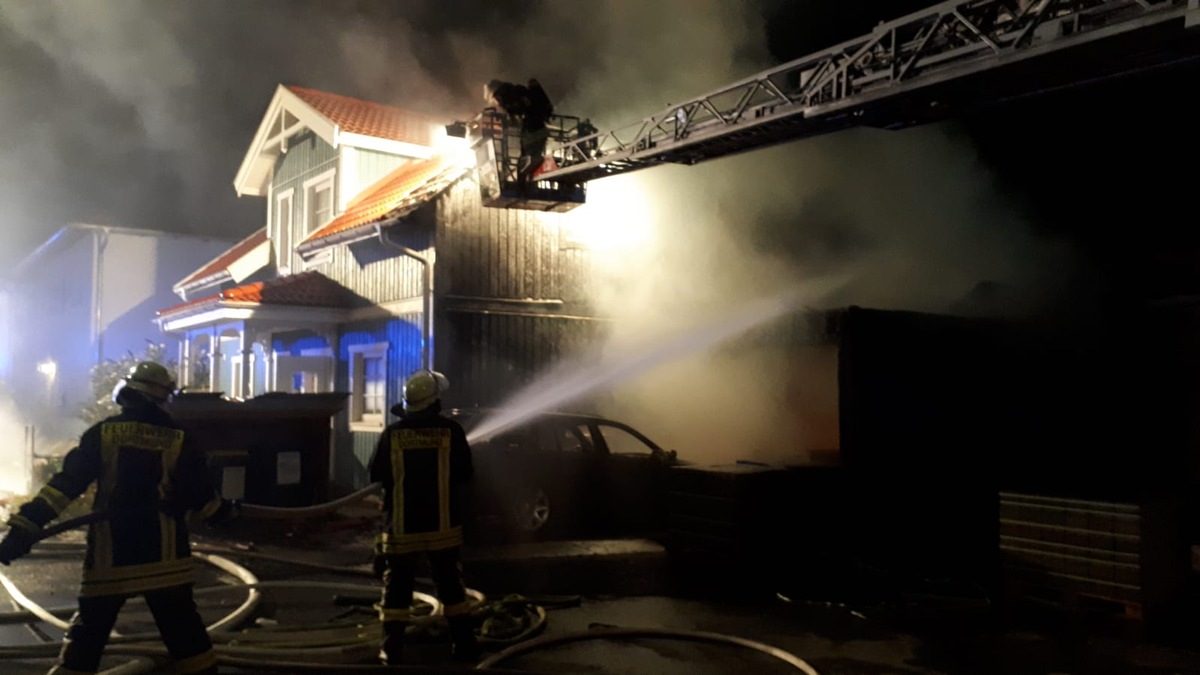 FW-DO: 18.09.2019 - FEUER IN MENGEDE
Feuer unter Carport schlägt auf Wohnhaus über