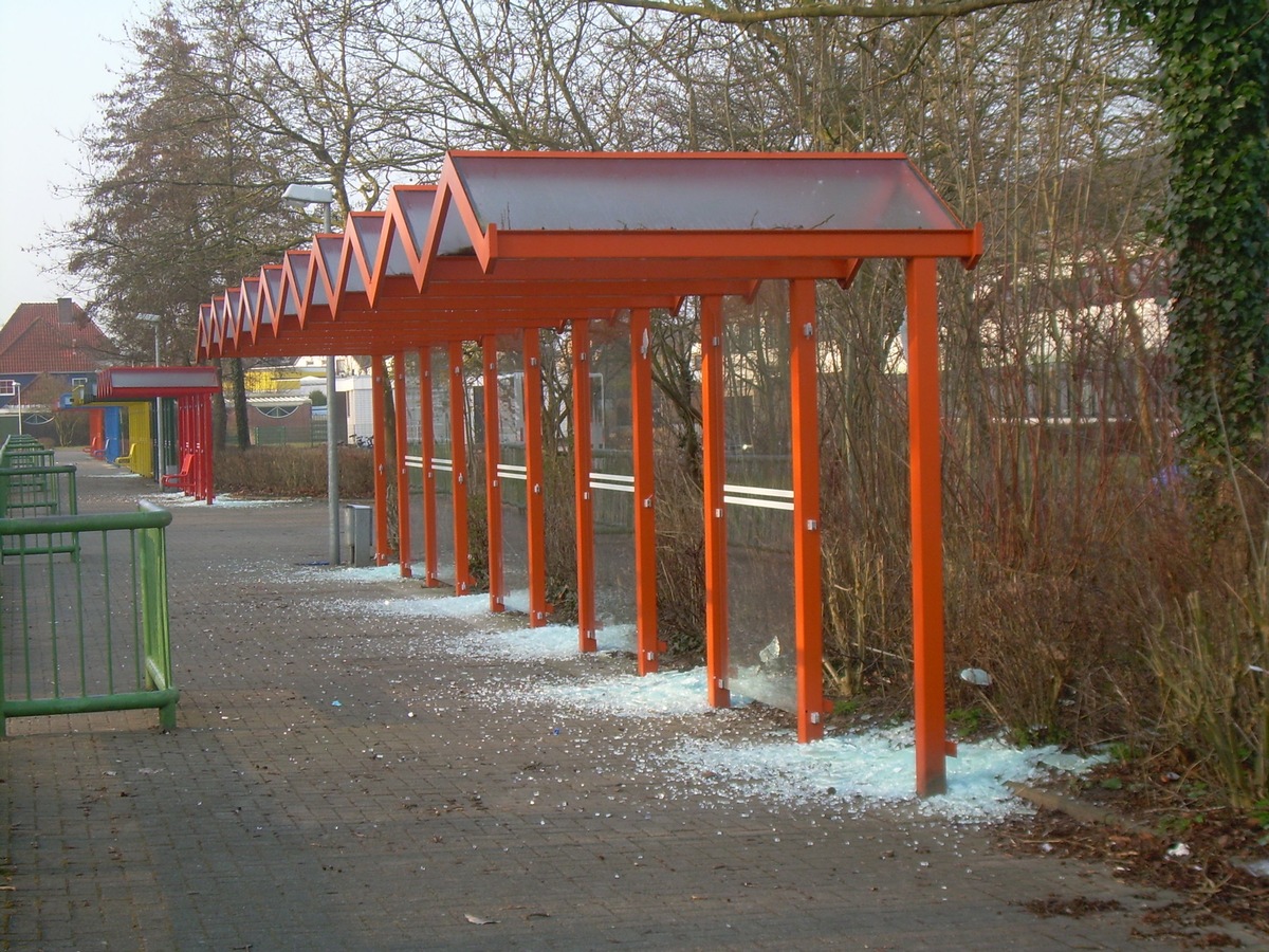 POL-CUX: Vandalen richten hohen Schaden an - Unbekannte zerstören Buswartehäuschen für Schüler (Bildmaterial)