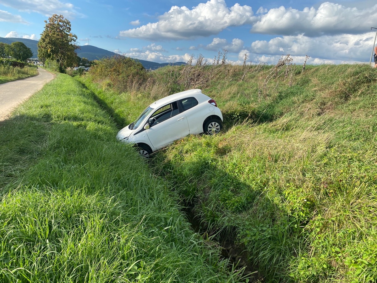 POL-PDNW: Verkehrsunfall mit Personenschaden/ Vollgas in den Graben