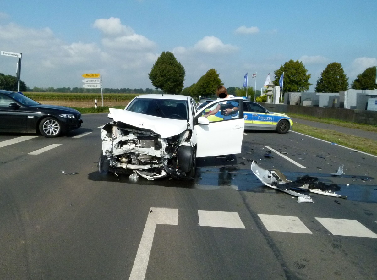 POL-MI: Drei Leichtverletzte und zwei Autos nach Unfall Schrott