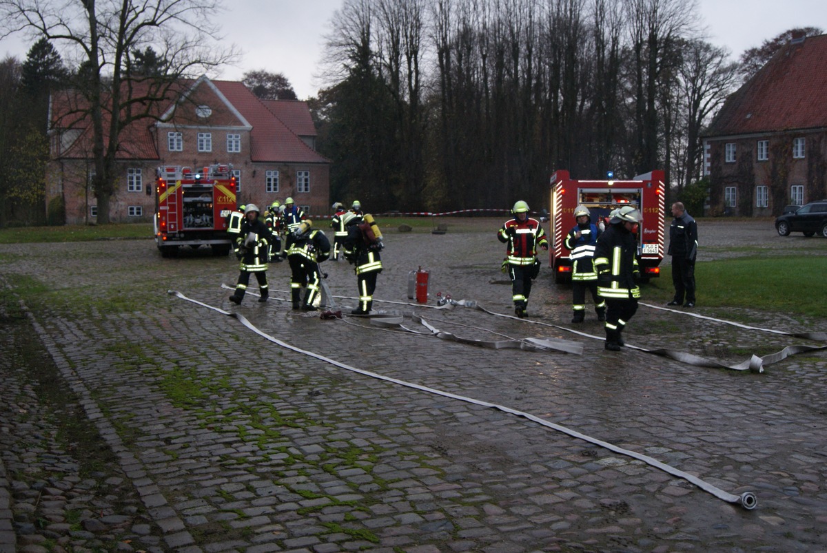 FW-PLÖ: Einsatzübung der Feuerwehren Amt Selen-Schlesen / Datum: 18.11.2017, 8:47 Uhr +++ Einsatzort: Gut Lammershagen, Lammershagen +++ Einsatz: FEU Y (Feuer, Menschenleben in Gefahr)