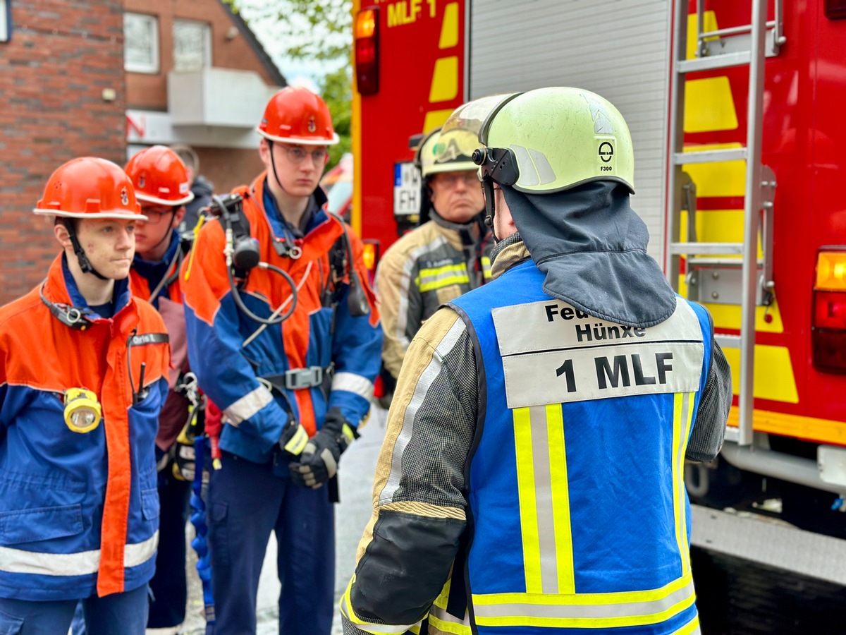 FW Hünxe: Brand im Jugendhaus - Jugendfeuerwehren Hünxe und Dinslaken üben gemeinsam