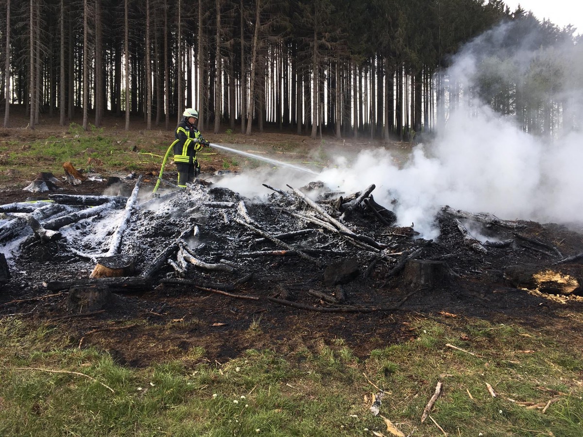 FW-OE: Abraumfeuer gerät außer Kontrolle - Feuerwehr löscht Waldbrand