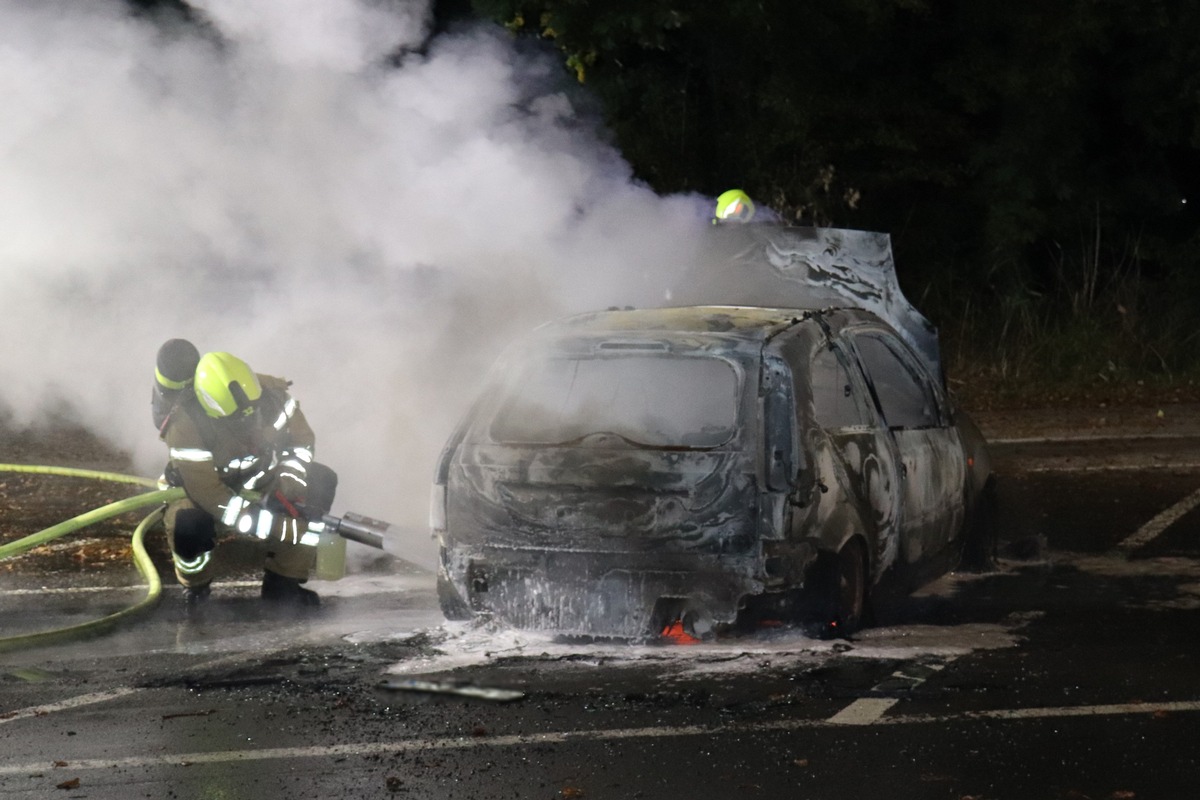 POL-PB: Auto am Lippesee in Brand gesetzt