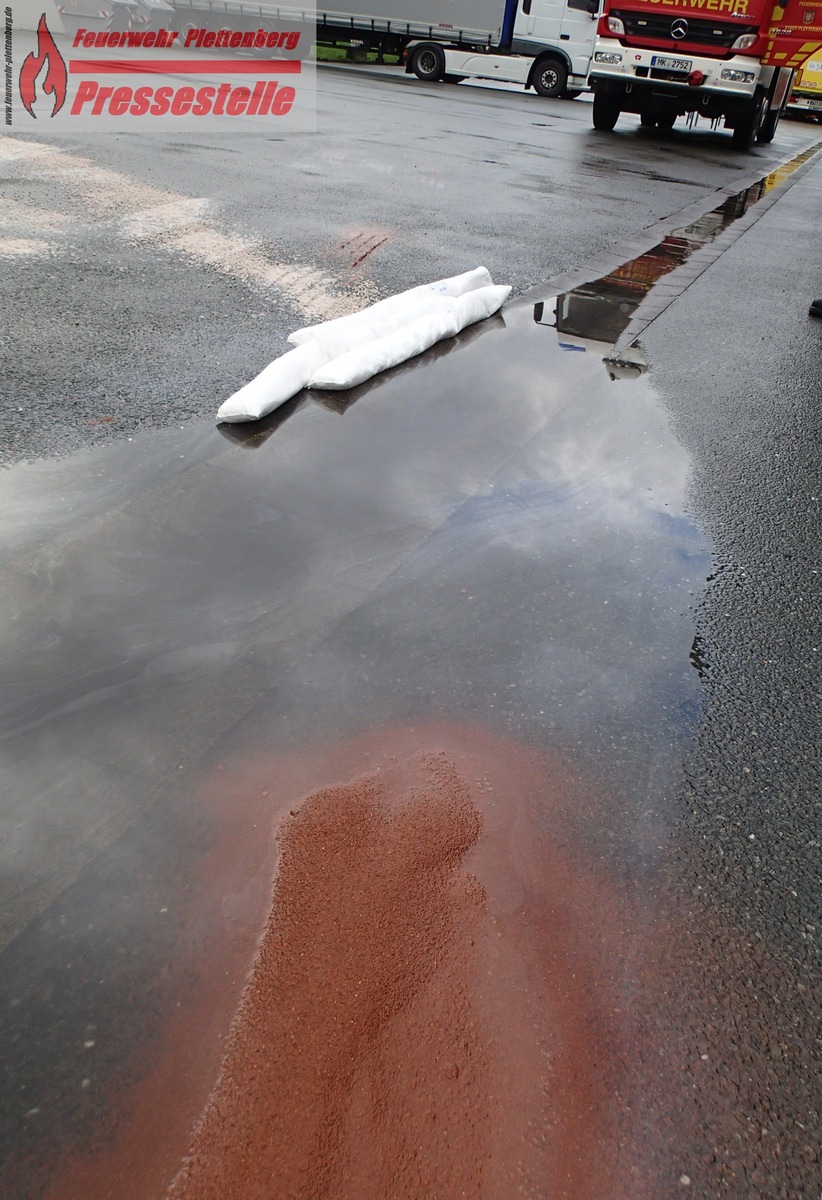 FW-PL: OT-Holthausen. Ölhaltige Flüssigkeit breitete sich nach Regenschauer auf dem Verladeplatz eines Industriebetriebes aus.