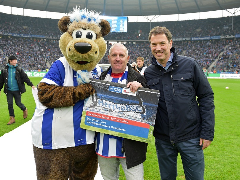 Für die nächsten 25 Jahre dabei: Direct Line vergibt die erste von drei Vierteljahrhundert-Dauerkarten für Hertha-Fans (FOTO)