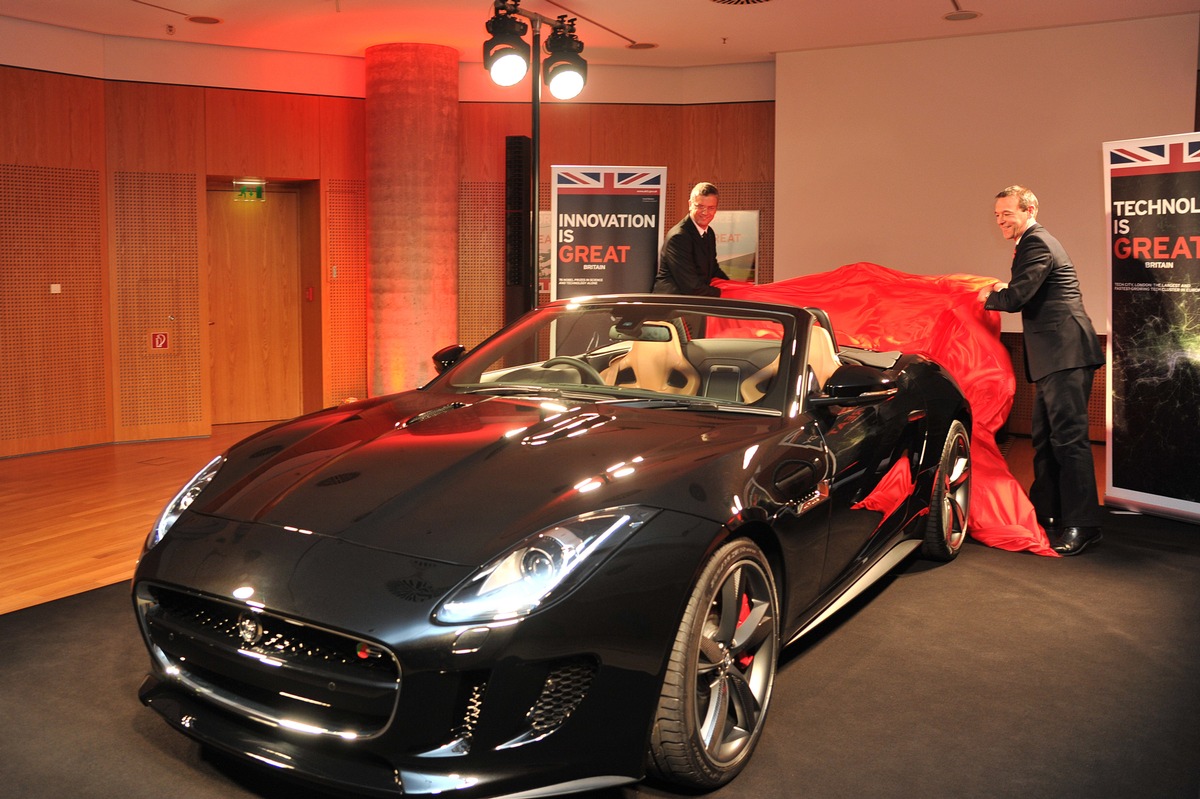 Britische Botschaft feiert Deutschland-Premiere des Jaguar F-TYPE &quot;Great Britain is great - F-TYPE is great&quot; (BILD)