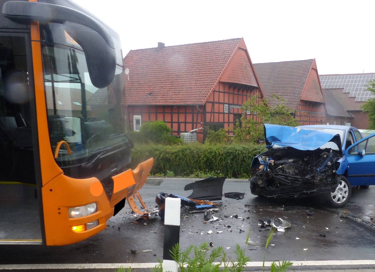 POL-MI: Zusammenstoß von Linien-Bus und PKW