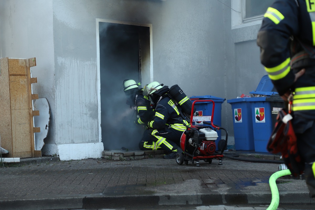 FW Lüchow-Dannenberg: Feuer in Mehrfamilienhaus - mehr als ein Dutzend Bewohner bleiben unverletzt