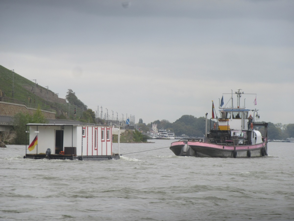 PP-ELT: Ein Hausboot fährt sich auf einem Längswerk im Rhein fest