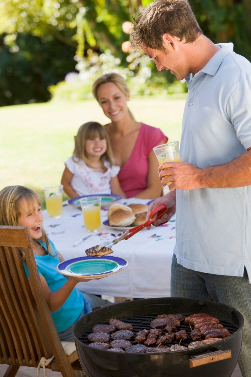 Tag der Familie: Grillfeste sicher feiern / DVAG nennt passende Versicherung und gibt Vorbeugetipps (mit Bild)