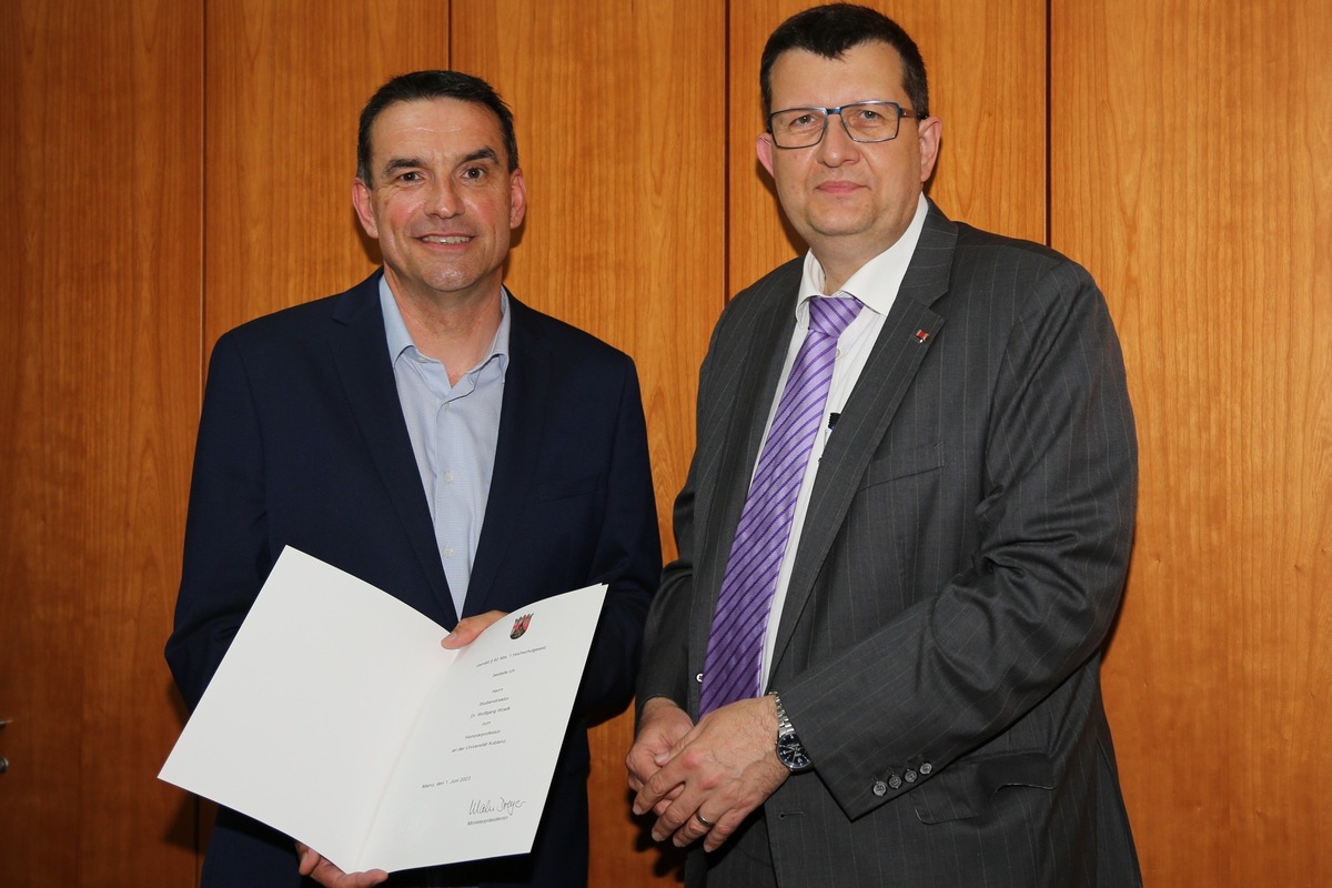 Dr. Wolfgang Woelk ist neuer Honorarprofessor an der Universität Koblenz